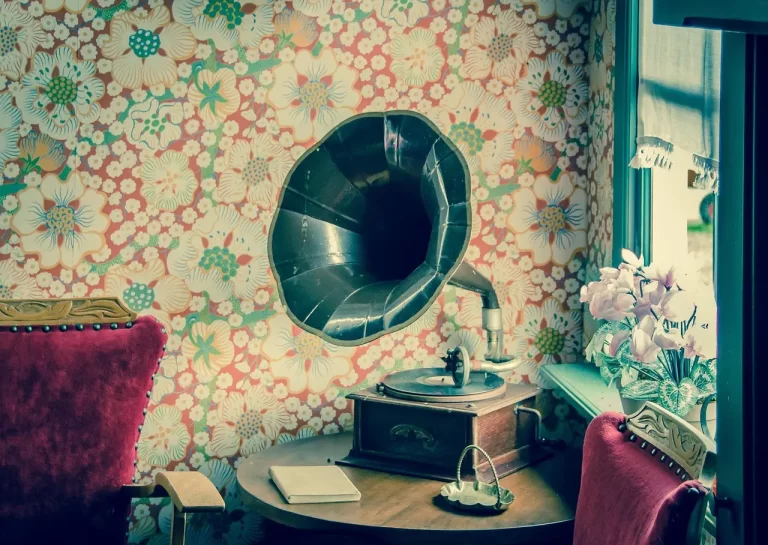 celebration of life for an elderly parent, vintage record player keepsake