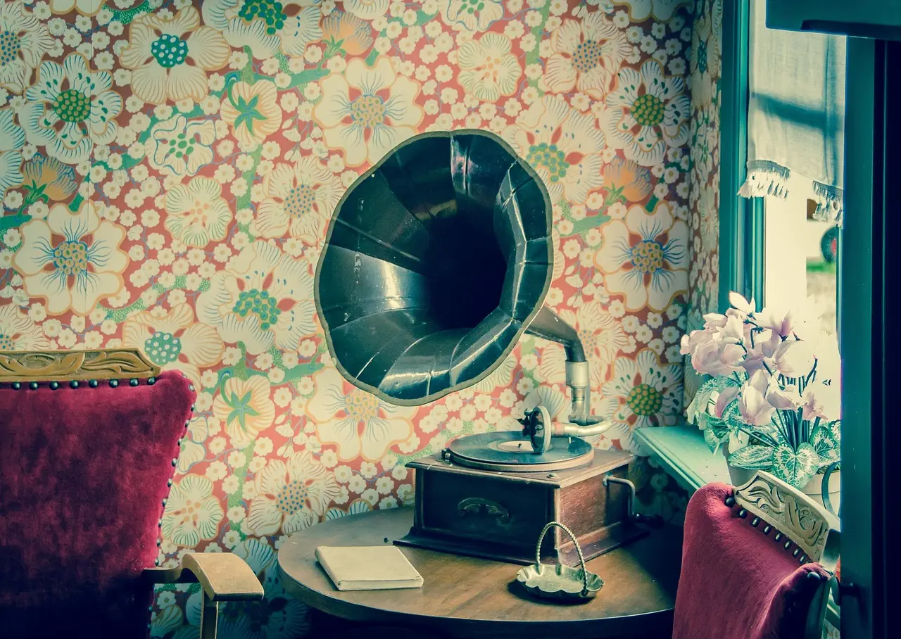 celebration of life for an elderly parent, vintage record player keepsake